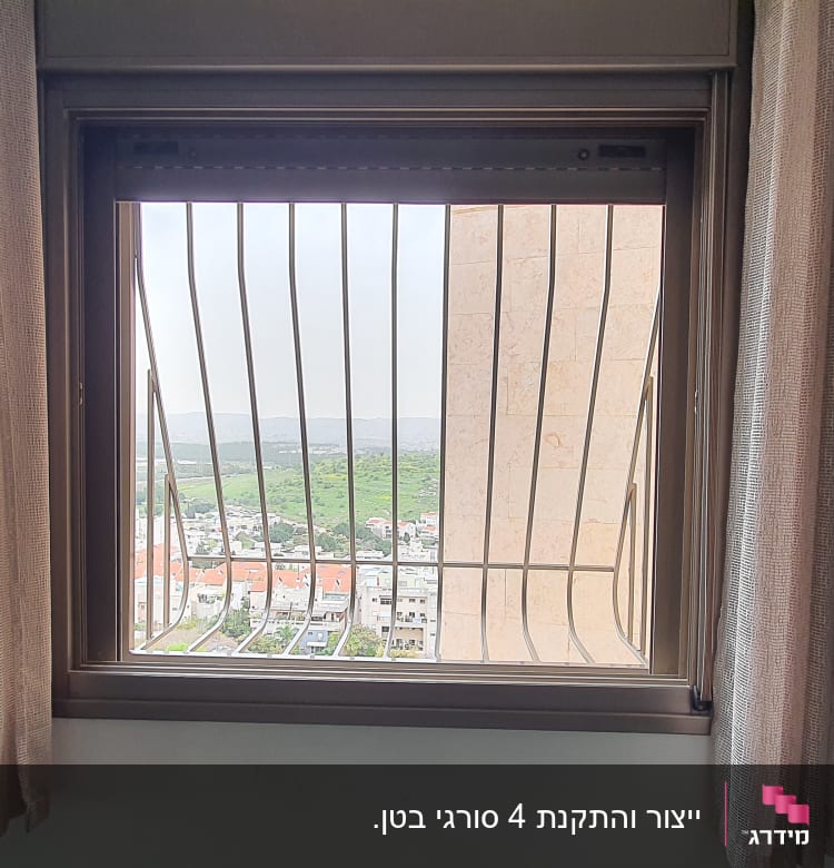 חלון עם סורגים ומסגרת תמונה על הקיר